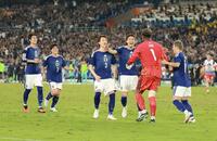 試合に勝利し喜ぶ日本代表（撮影・石井剣太郎）