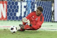 ＰＫ戦、ベネズエラの３本目を止める日本代表・鈴木彩艶（撮影・伊藤笙子）