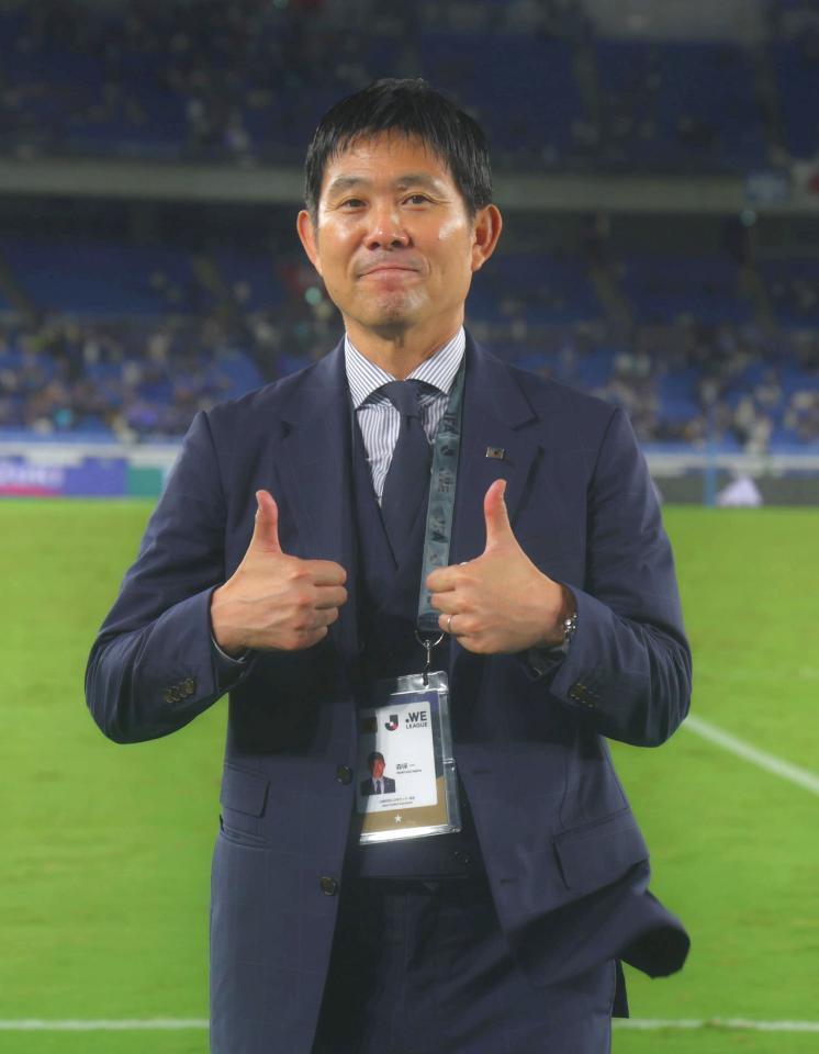 勝利しポーズをとる森保一監督（撮影・石井剣太郎）