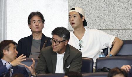 エクアドル戦を観戦する唐沢寿明と竹内涼真（撮影・伊藤笙子）