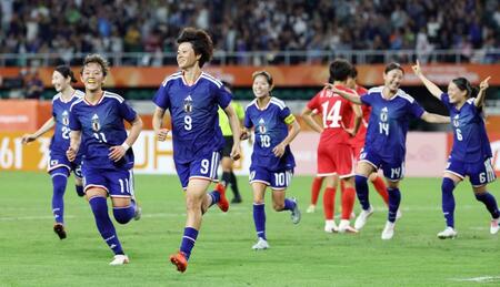 日本－北朝鮮　前半、先制ゴールを決めベンチへ向かって駆け出す上野真実（左から３人目）