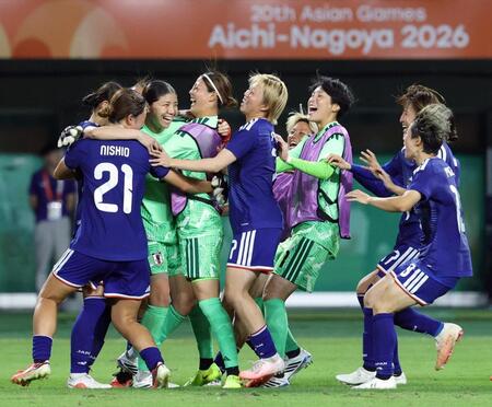 北朝鮮とのＰＫ戦を制し、喜ぶ日本の選手たち