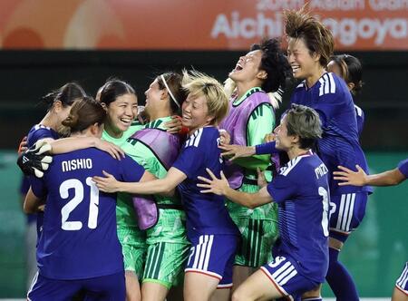 北朝鮮とのＰＫ戦を制し、ＧＫ大場（左から３人目）のもとに駆け寄る日本の選手