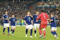 　試合に勝利し喜ぶ日本代表（撮影・石井剣太郎）