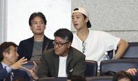 エクアドル戦を観戦する唐沢寿明と竹内涼真（撮影・伊藤笙子）