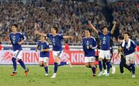 エクアドルとのＰＫ戦を制し駆け出す日本代表＝日産スタジアム