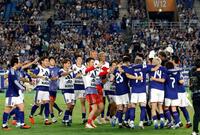 エクアドルとのＰＫ戦を制し喜ぶ日本代表＝日産スタジアム
