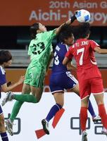 日本－北朝鮮　前半、ゴールを守るＧＫ大場（中央左）