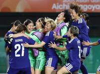 北朝鮮とのＰＫ戦を制し、ＧＫ大場（左から３人目）のもとに駆け寄る日本の選手