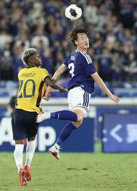　前半、クリアボールをヘディングする瀬古（撮影・伊藤笙子）