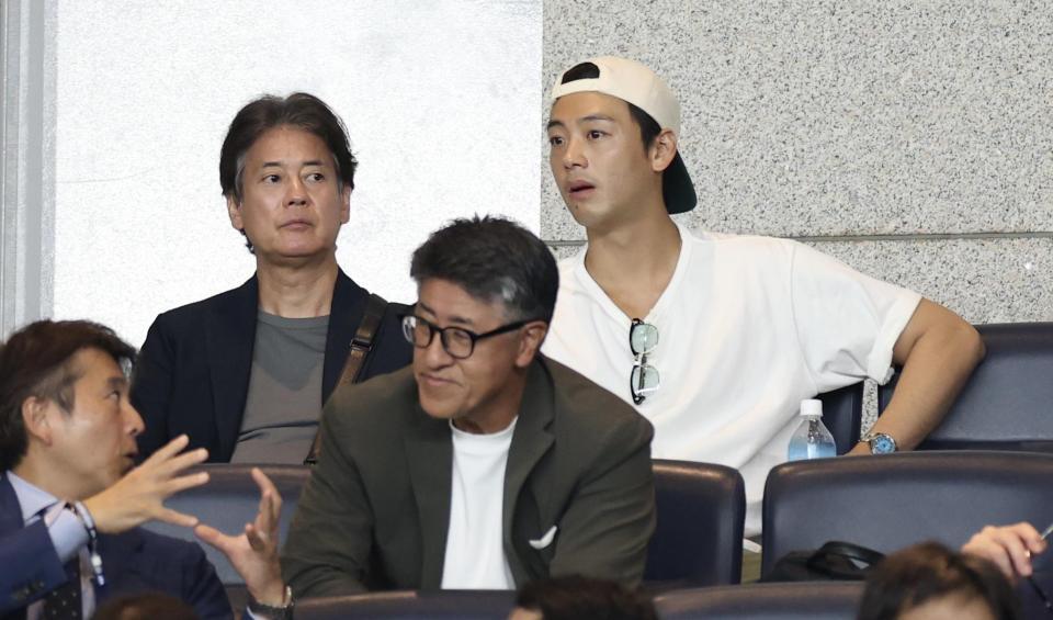 エクアドル戦を観戦する唐沢寿明と竹内涼真（撮影・伊藤笙子）