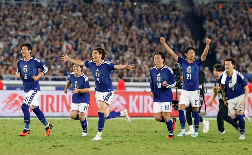 エクアドルとのＰＫ戦を制し駆け出す日本代表＝日産スタジアム