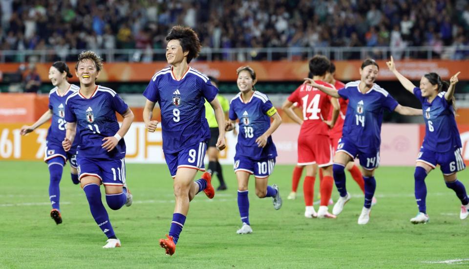 日本－北朝鮮　前半、先制ゴールを決めベンチへ向かって駆け出す上野真実（左から３人目）
