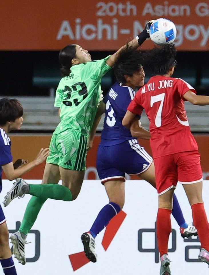 日本－北朝鮮　前半、ゴールを守るＧＫ大場（中央左）