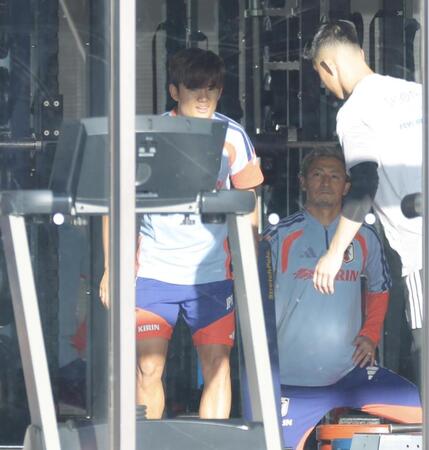 トレーニングする久保建英（左）＝撮影・吉澤敬太
