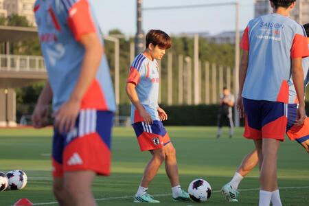 両手の薬指に指輪をはめ練習する久保建英（撮影・吉澤敬太）