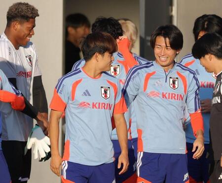 中村敬斗（右）と笑顔で話す久保建英。左は鈴木彩艶（撮影・吉澤敬太）