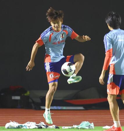 中村敬斗（右）らと笑顔で練習する久保建英（撮影・吉澤敬太）