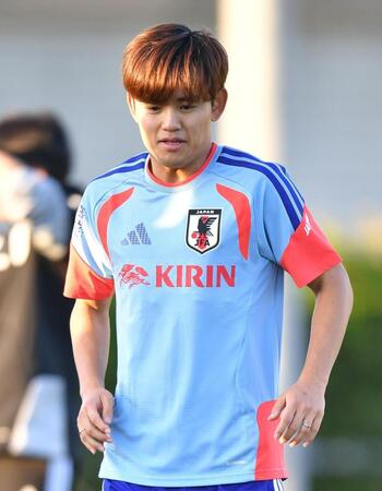 指輪をして、トレーニングに臨む、久保建英（撮影・千葉大輝）