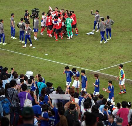 韓国に敗れた日本イレブン（手前）