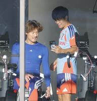 トレーニング中、笑顔を見せる久保建英（右）＝撮影・吉澤敬太