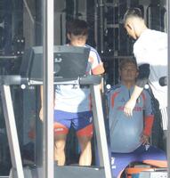 トレーニングする久保建英（左）＝撮影・吉澤敬太