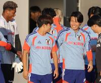 中村敬斗（右）と笑顔で話す久保建英。左は鈴木彩艶（撮影・吉澤敬太）
