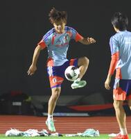 中村敬斗（右）らと笑顔で練習する久保建英（撮影・吉澤敬太）