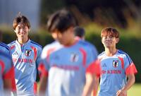 笑顔を見せる久保建英（右）と鎌田大地（撮影・千葉大輝）