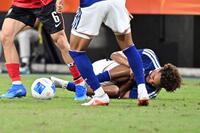 サッカー男子決勝の前半、韓国選手と接触し、うずくまるンワディケ