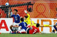 日本－韓国　後半、先制ゴールを許す（奥左から）岡部、ＧＫ荒木