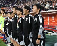 決勝戦前に君が代を歌う大岩監督（手前）ら
