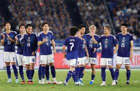 　エクアドルとのＰＫ戦でキックを決めた４番手の相馬（７）を迎える前田（右から２人目）ら日本代表