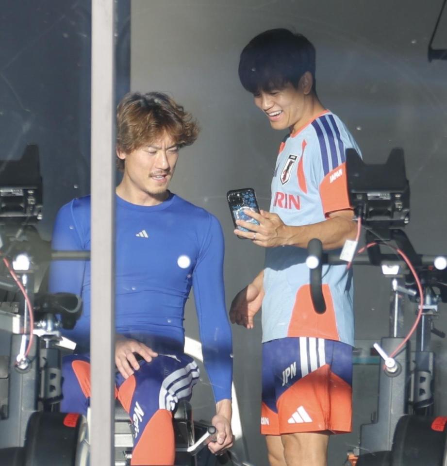 トレーニング中、笑顔を見せる久保建英（右）＝撮影・吉澤敬太
