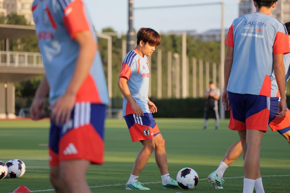 両手の薬指に指輪をはめ練習する久保建英（撮影・吉澤敬太）