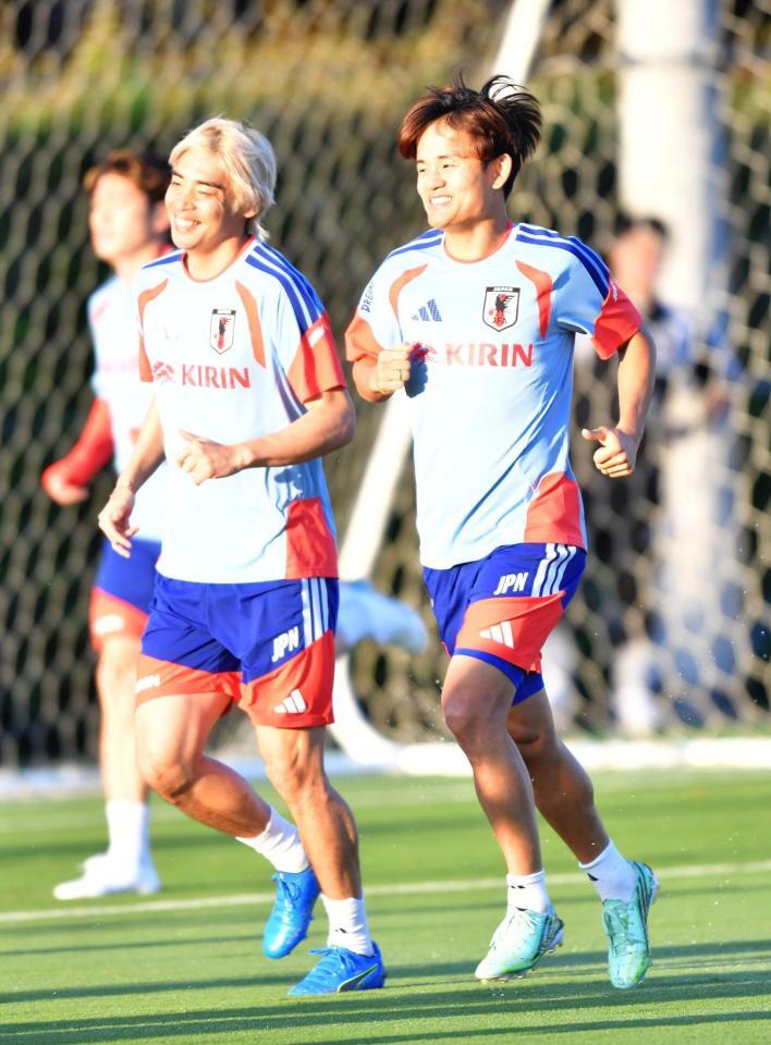 談笑しながら走る、久保建英（右）と伊東純也（撮影・千葉大輝）