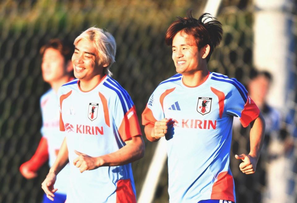 笑顔でトレーニングをする久保建英（右）と伊東純也（撮影・千葉大輝）