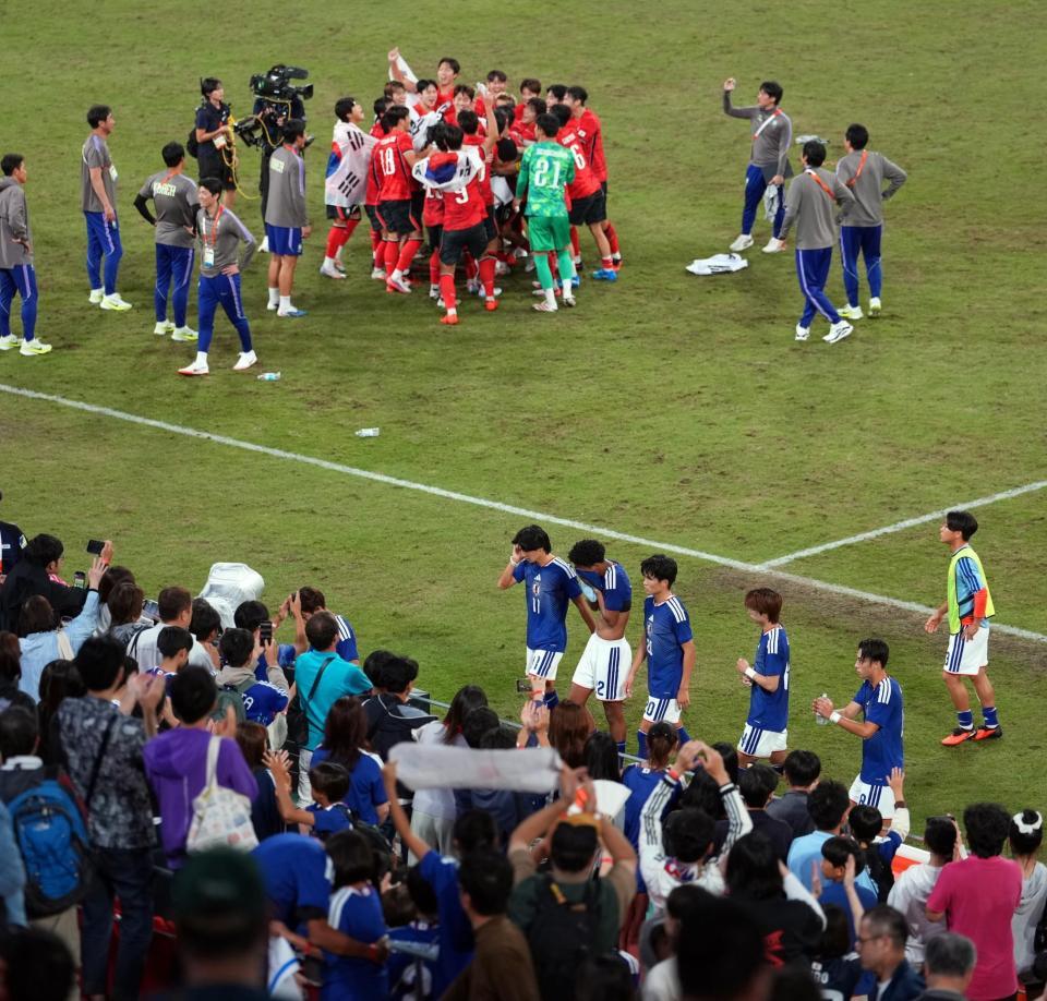 韓国に敗れた日本イレブン（手前）