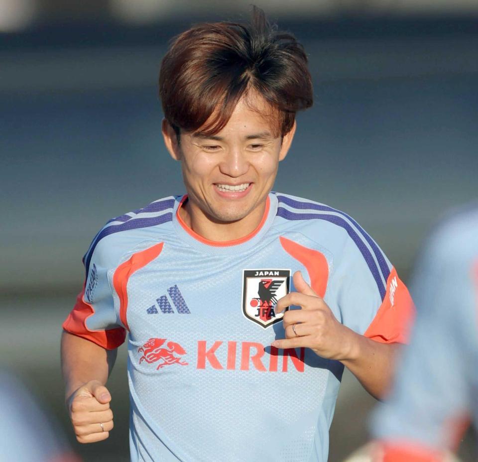 　両手の薬指に指輪をはめて練習する久保（撮影・吉澤敬太）