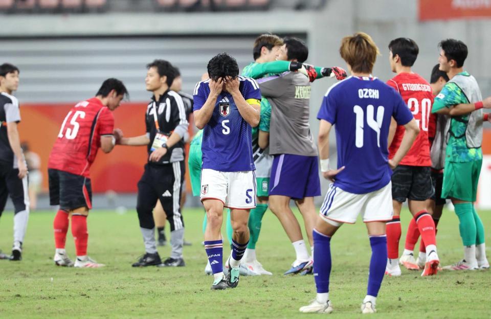　韓国に敗れ、うつむく市原（中央）ら（撮影・黒田淳一）