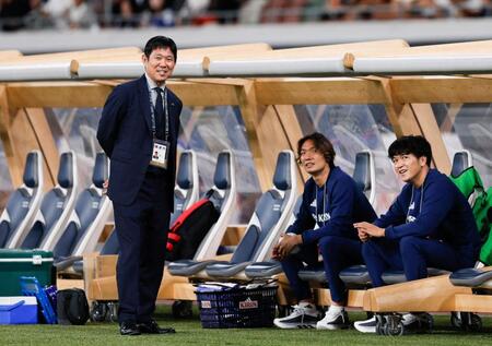 ニュージーランド戦に臨む森保監督（左）