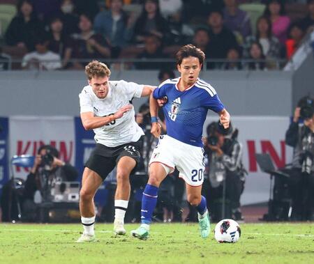 前半、競り合う久保建英（右）＝撮影・石井剣太郎