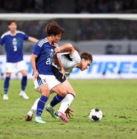 後半、競り合う久保建英（撮影・石井剣太郎）