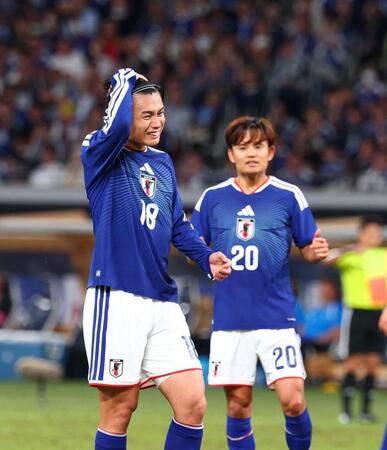 後半、好機を逃し悔しがる上田（左）。右は久保＝撮影・石井剣太郎