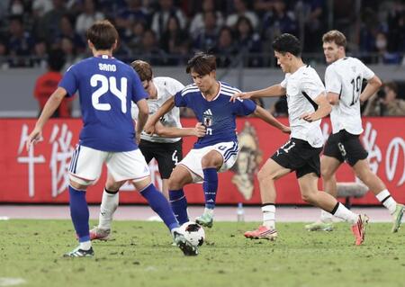 後半、相手２人に囲まれながらボールを保持する日本代表・久保建英（撮影・伊藤笙子）