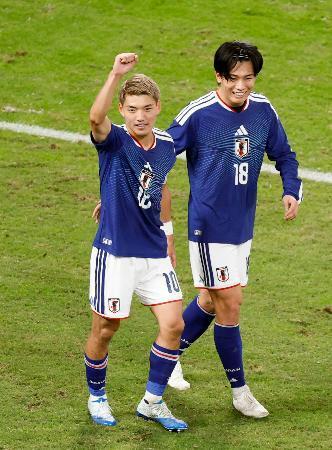 　日本-ニュージーランド　後半、チーム２点目のゴールを決め喜ぶ堂安。右は上田＝ＭＵＦＧスタジアム