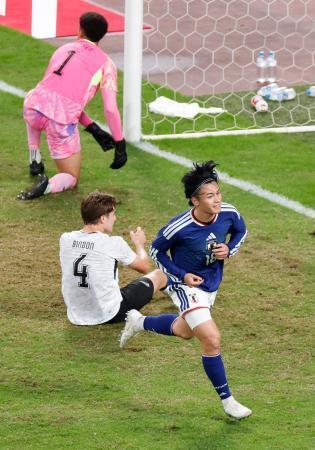 　日本-ニュージーランド　前半、先制ゴールを決め駆け出す上田＝ＭＵＦＧスタジアム