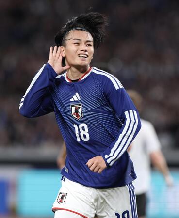前半、先制ゴールを決めポーズをとる日本代表・上田綺世（撮影・伊藤笙子）