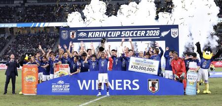 キリンカップを制し、喜ぶ日本代表イレブン＝国立競技場（撮影・伊藤笙子）