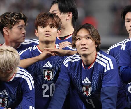 試合後、客席を見つめる日本代表・久保建英と板倉滉（撮影・伊藤笙子）